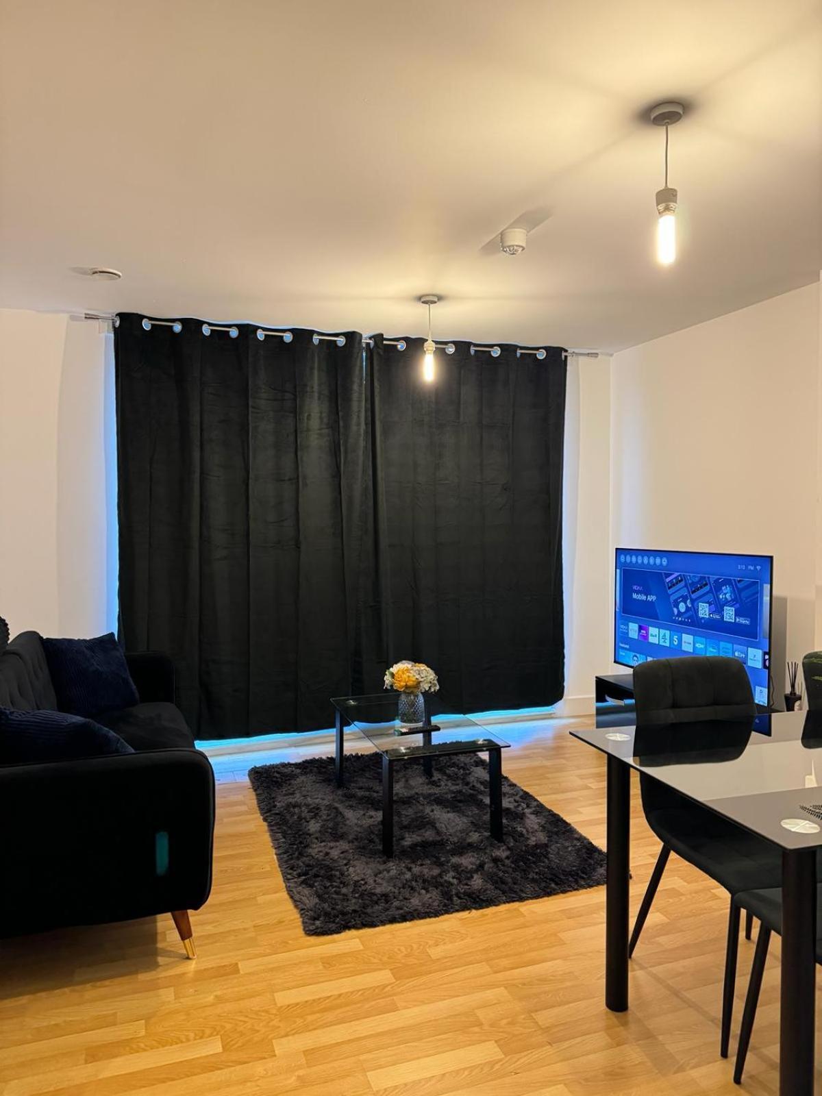 Spacious 2 Bedrooms Apartment In Stratford Лондон Екстериор снимка