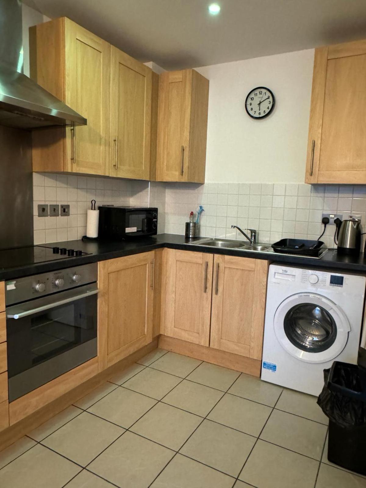 Spacious 2 Bedrooms Apartment In Stratford Лондон Екстериор снимка